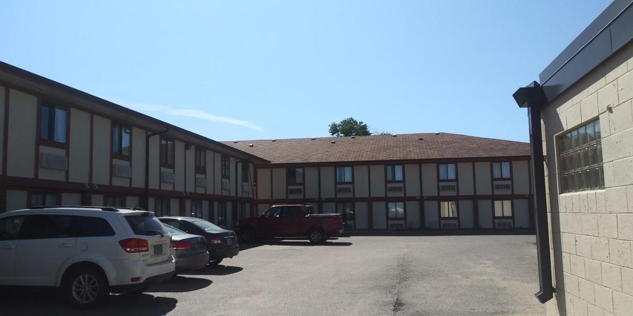 Guest Lodge Motel Minot Exterior photo